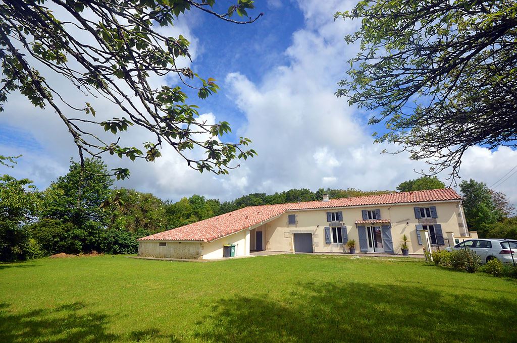 Maison COZES 449900€ Agence de L'Estuaire Maison COZES 449900€ Agence de L'Estuaire