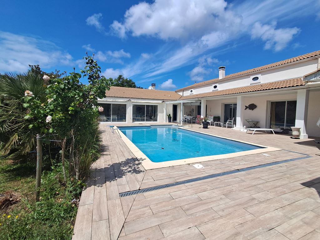 Maison BREUILLET 998400€ Agence de L'Estuaire Maison BREUILLET 998400€ Agence de L'Estuaire