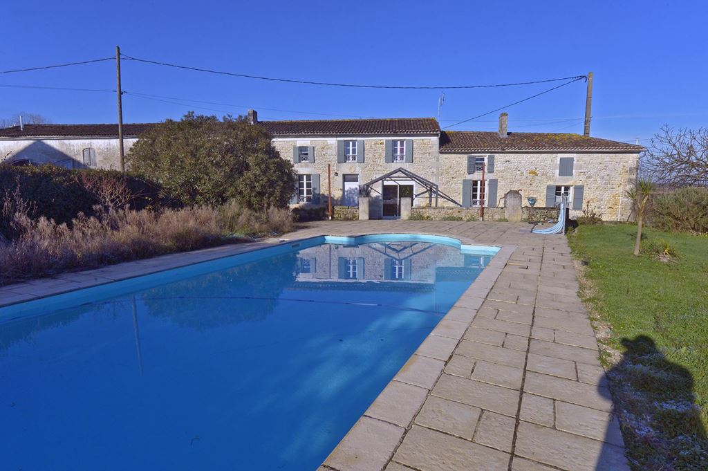 Maison GREZAC 375000€ Agence de L'Estuaire Maison GREZAC 375000€ Agence de L'Estuaire